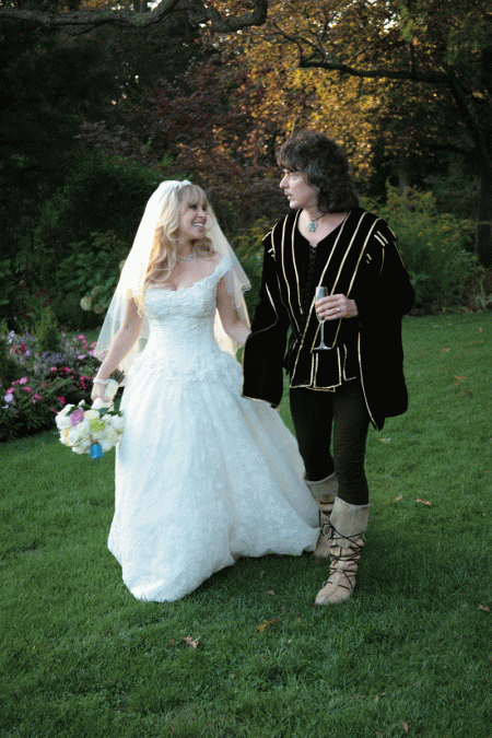 Ritchie Blackmore e Candica Knight no dia do casamento em um castelo